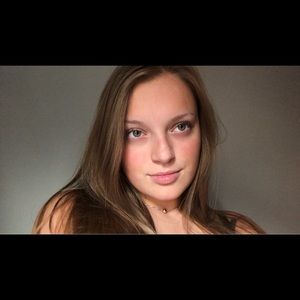 Meet your Posher, Adria